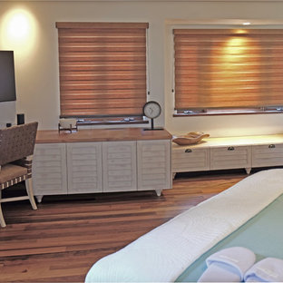 Foto de dormitorio exótico, grande, con suelo de madera en tonos medios y suelo multicolor