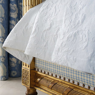 Diseño de habitación de invitados clásica, grande, con paredes beige, suelo de piedra caliza y suelo beige