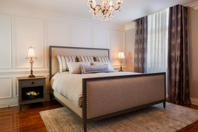 モントリオールにある広いトランジショナルスタイルのおしゃれな主寝室 (無垢フローリング、暖炉なし、茶色い壁、茶色い床) のレイアウト