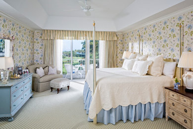 マイアミにあるトラディショナルスタイルのおしゃれな客用寝室 (マルチカラーの壁、カーペット敷き)