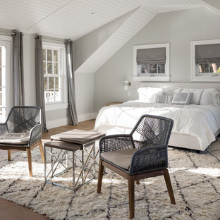 Großes Maritimes Hauptschlafzimmer mit grauer Wandfarbe, hellem Holzboden, Hängekamin und Kaminumrandung aus Metall in Boston