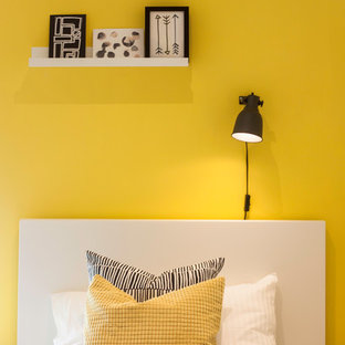 Imagen de dormitorio principal, actual, pequeño, con paredes amarillas, moqueta y suelo beige
