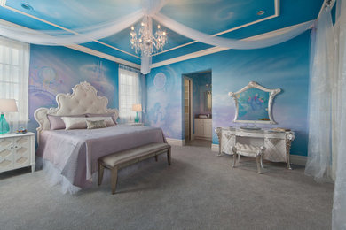オーランドにある広いコンテンポラリースタイルのおしゃれな客用寝室 (青い壁、カーペット敷き)