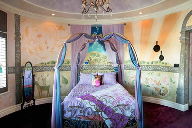 オーランドにある広いトラディショナルスタイルのおしゃれな客用寝室 (マルチカラーの壁) のレイアウト