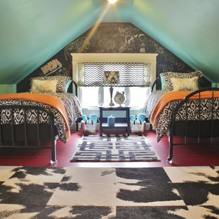 Cette photo montre une chambre parentale éclectique de taille moyenne avec un mur rose, un sol en bois brun, aucune cheminée et un sol rouge.