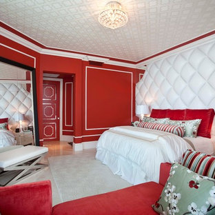 Eklektisches Schlafzimmer mit roter Wandfarbe in Miami