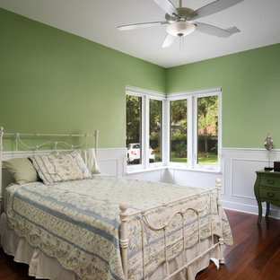 Imagen de habitación de invitados tradicional, de tamaño medio, con paredes verdes y suelo de travertino