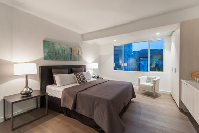 Modernes Hauptschlafzimmer ohne Kamin mit weißer Wandfarbe in Los Angeles