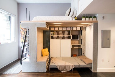 サンフランシスコにある広いコンテンポラリースタイルのおしゃれな客用寝室 (グレーの壁、無垢フローリング、暖炉なし、茶色い床)