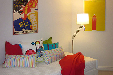 トロントにある小さなコンテンポラリースタイルのおしゃれな客用寝室 (白い壁、カーペット敷き、暖炉なし)