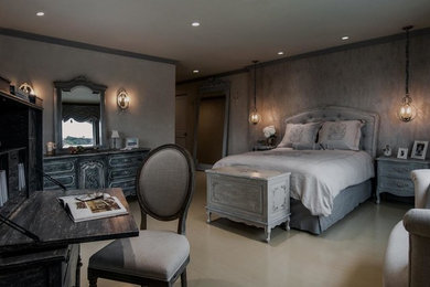 Diseño de dormitorio romántico de tamaño medio con paredes azules y suelo de madera clara
