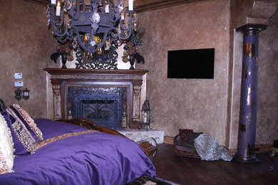 ダラスにある広い地中海スタイルのおしゃれな寝室 (茶色い壁、濃色無垢フローリング、コーナー設置型暖炉、木材の暖炉まわり) のインテリア