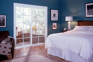 Modelo de dormitorio principal clásico de tamaño medio con paredes azules