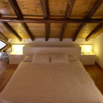 Dormitorio acabado lacado blanco, concebido para la buhardilla
