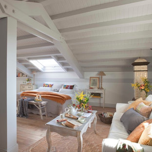 Esempio di un'ampia camera degli ospiti shabby-chic style con pareti bianche, pavimento in legno massello medio e nessun camino