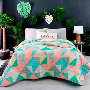 Modelo de dormitorio principal, costero, pequeño, con paredes negras y suelo gris