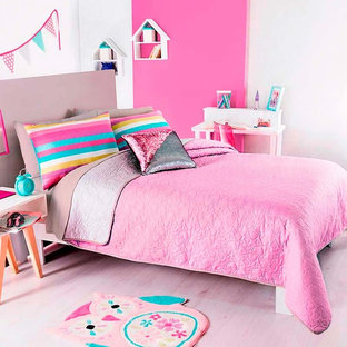 Foto de dormitorio principal, moderno, pequeño, con paredes blancas y suelo beige