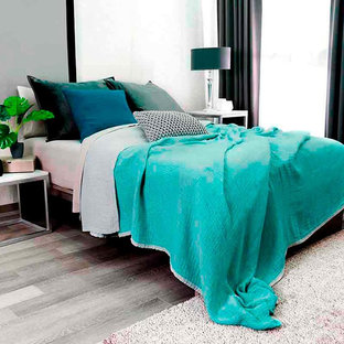 Imagen de dormitorio principal, actual, pequeño, con paredes grises y suelo gris