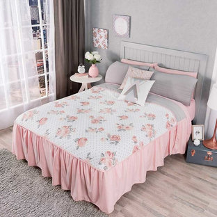 Ejemplo de dormitorio principal, pequeño, con paredes grises y suelo beige