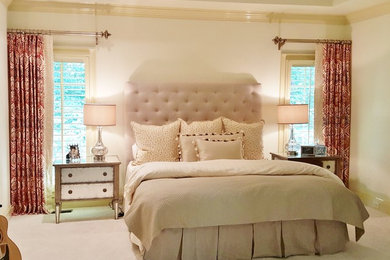 アトランタにある広いトラディショナルスタイルのおしゃれな主寝室 (白い壁、カーペット敷き)