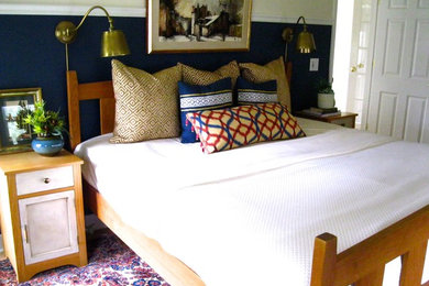 Imagen de dormitorio principal bohemio pequeño con paredes azules y suelo de madera clara