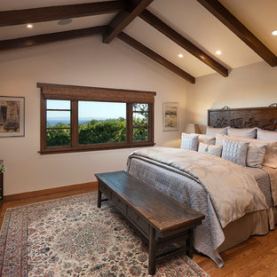 Exemple d'une chambre asiatique avec un mur beige et un sol en bois brun.