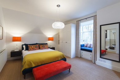 ケンブリッジシャーにある広いコンテンポラリースタイルのおしゃれな主寝室 (白い壁、カーペット敷き、コーナー設置型暖炉、金属の暖炉まわり)