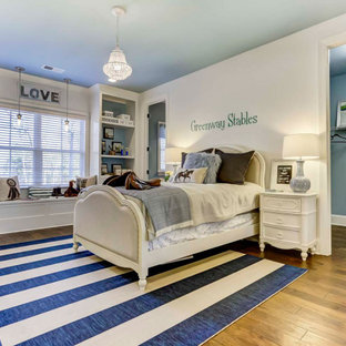 Großes Schlafzimmer mit beiger Wandfarbe, Teppichboden und lila Boden in Charlotte