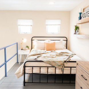 Ejemplo de dormitorio tipo loft, moderno, pequeño, con suelo de madera pintada y suelo azul