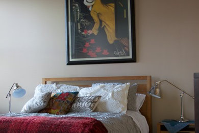 Diseño de habitación de invitados bohemia de tamaño medio con paredes beige y suelo de madera oscura