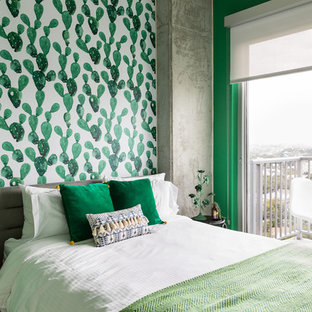 Esempio di una camera da letto boho chic con pareti multicolore