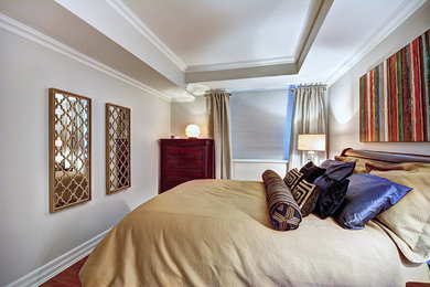 Diseño de dormitorio clásico renovado con paredes grises y suelo de madera en tonos medios