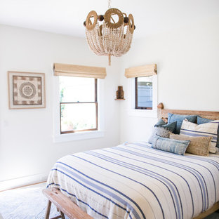 Imagen de dormitorio marinero con paredes blancas, suelo de madera en tonos medios y suelo azul