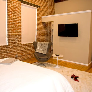 Diseño de dormitorio tipo loft, moderno, de tamaño medio, sin chimenea, con paredes rojas y suelo de madera clara