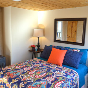 Diseño de dormitorio principal, de estilo americano, de tamaño medio, con paredes blancas, suelo de ladrillo y estufa de leña