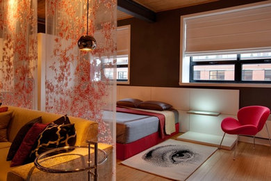 Imagen de dormitorio principal contemporáneo de tamaño medio con suelo de bambú