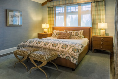 Foto de habitación de invitados ecléctica de tamaño medio con paredes beige y suelo de madera oscura