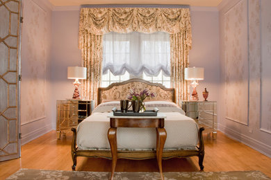 Diseño de dormitorio principal clásico sin chimenea con paredes púrpuras, suelo de madera en tonos medios, suelo marrón y panelado