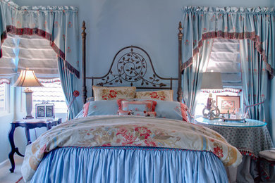 Diseño de habitación de invitados romántica de tamaño medio sin chimenea con paredes azules