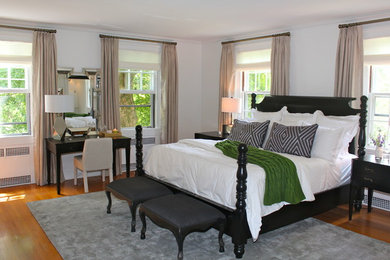 Diseño de dormitorio principal clásico grande con paredes blancas y suelo de madera clara