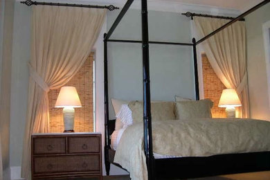 Foto de dormitorio principal clásico de tamaño medio sin chimenea con paredes azules y moqueta