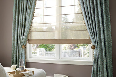 Стильный дизайн: гостевая спальня среднего размера, (комната для гостей) в классическом стиле с фиолетовыми стенами и ковровым покрытием - последний тренд