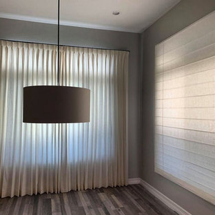 Foto de habitación de invitados bandeja, tradicional, de tamaño medio, con paredes grises, suelo de contrachapado y suelo gris