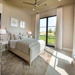 Imagen de habitación de invitados contemporánea, de tamaño medio, con paredes rosas, moqueta y suelo beige