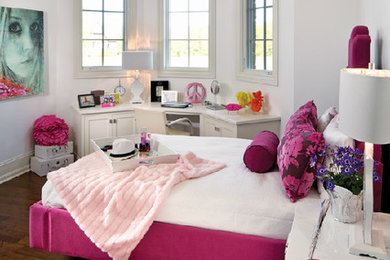 Ejemplo de habitación de invitados contemporánea con paredes blancas y suelo de madera en tonos medios