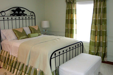 Ejemplo de habitación de invitados contemporánea con paredes verdes, suelo de madera oscura y suelo marrón