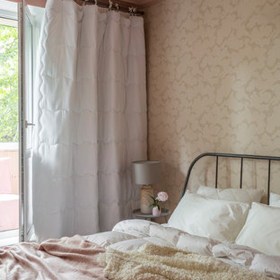 Imagen de dormitorio principal, nórdico, de tamaño medio, sin chimenea, con paredes rosas, suelo de madera clara y suelo beige