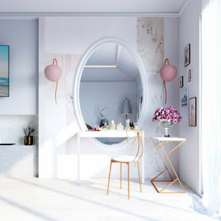 Esempio di una camera matrimoniale minimalista di medie dimensioni con pareti multicolore, pavimento in compensato, camino lineare Ribbon, cornice del camino in pietra e pavimento beige