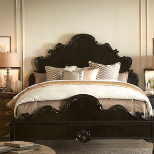 Aménagement d'une grand chambre parentale contemporaine avec un mur beige, un sol en carrelage de porcelaine et aucune cheminée.