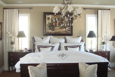 Modernes Hauptschlafzimmer mit beiger Wandfarbe und Teppichboden in Orange County